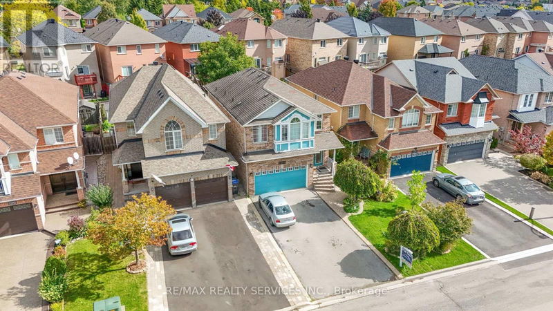 7389 Lantern Fly Hollow  Mississauga (Meadowvale Village), L5W1K1 | Image 2