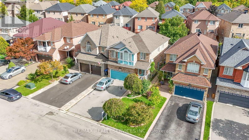 7389 Lantern Fly Hollow  Mississauga (Meadowvale Village), L5W1K1 | Image 3