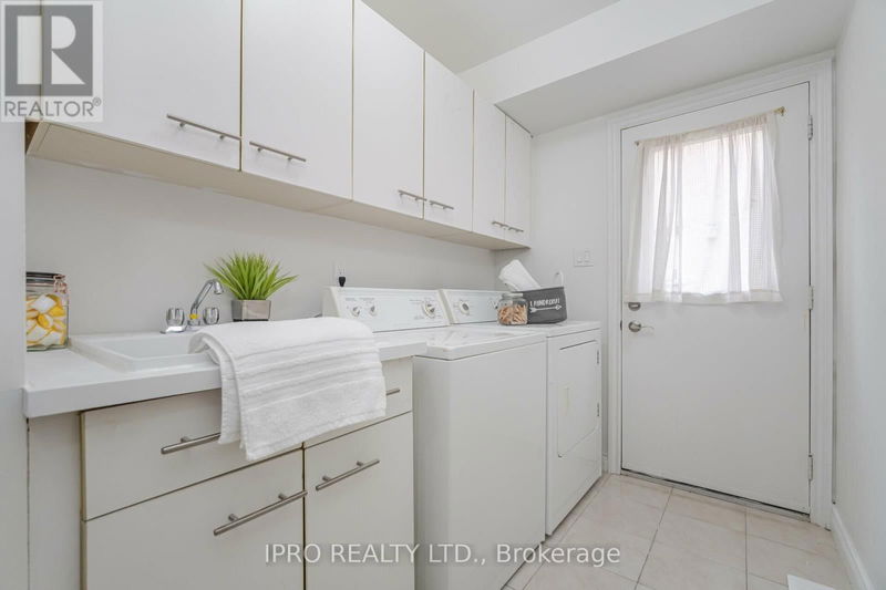 1905 Folkway Drive  Mississauga (Erin Mills), L5L3T7 | Image 17