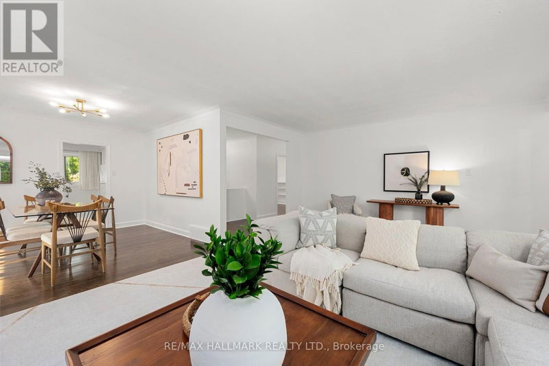 71 Riverwood Parkway  Toronto (Stonegate-Queensway), M8Y4E4 | Image 2