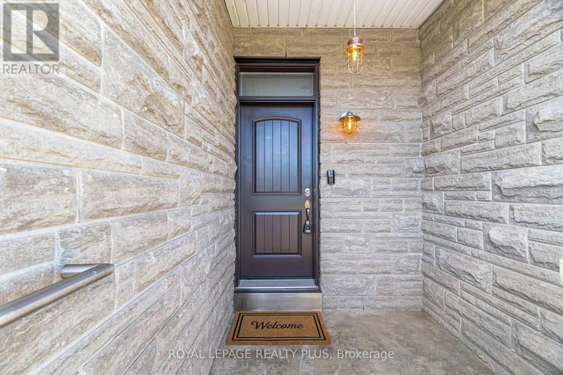 524 Lumberton Crescent  Mississauga (Hurontario), L4Z3Z7 | Image 2