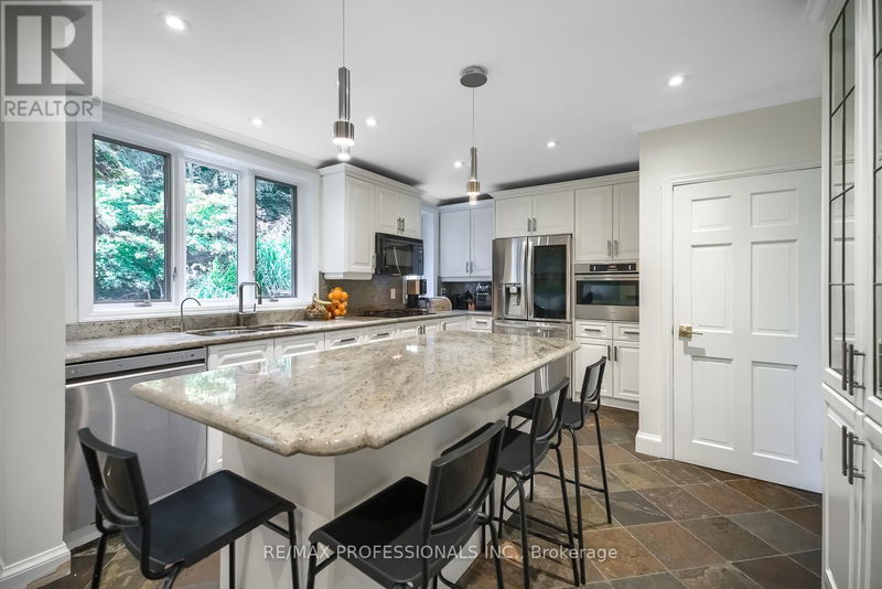 8 Edgevalley Drive  Toronto (Edenbridge-Humber Valley), M9A4N7 | Image 10