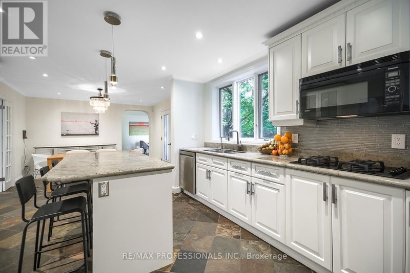 8 Edgevalley Drive  Toronto (Edenbridge-Humber Valley), M9A4N7 | Image 11