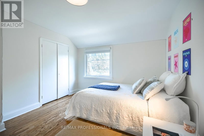 8 Edgevalley Drive  Toronto (Edenbridge-Humber Valley), M9A4N7 | Image 22