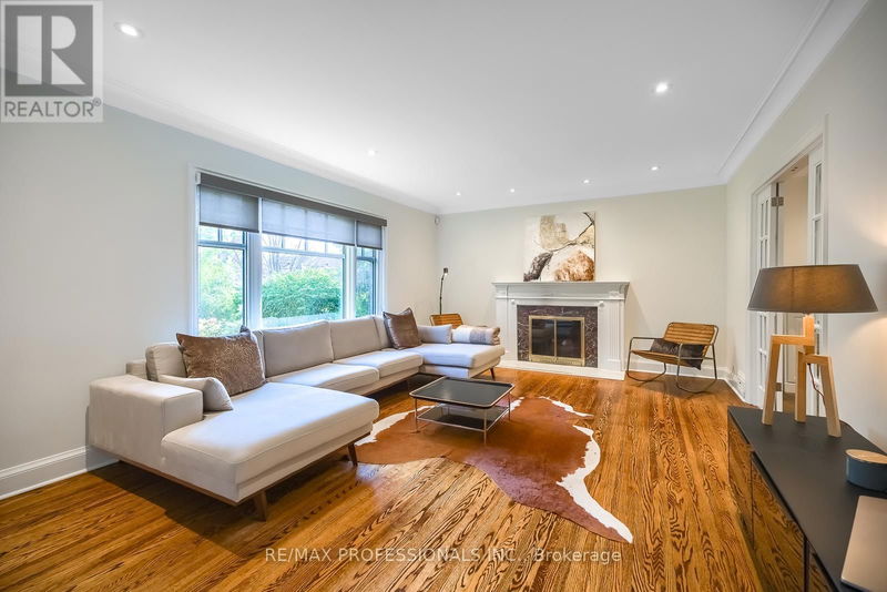 8 Edgevalley Drive  Toronto (Edenbridge-Humber Valley), M9A4N7 | Image 5