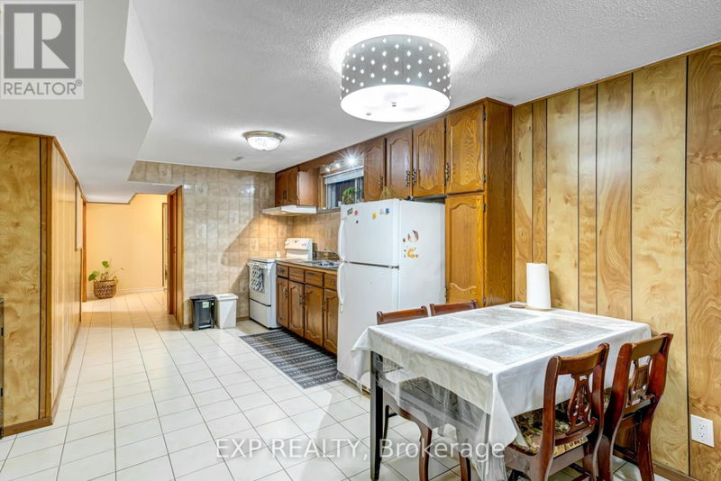 16 Heavitree Drive  Toronto (Downsview-Roding-CFB), M3L1K6 | Image 2