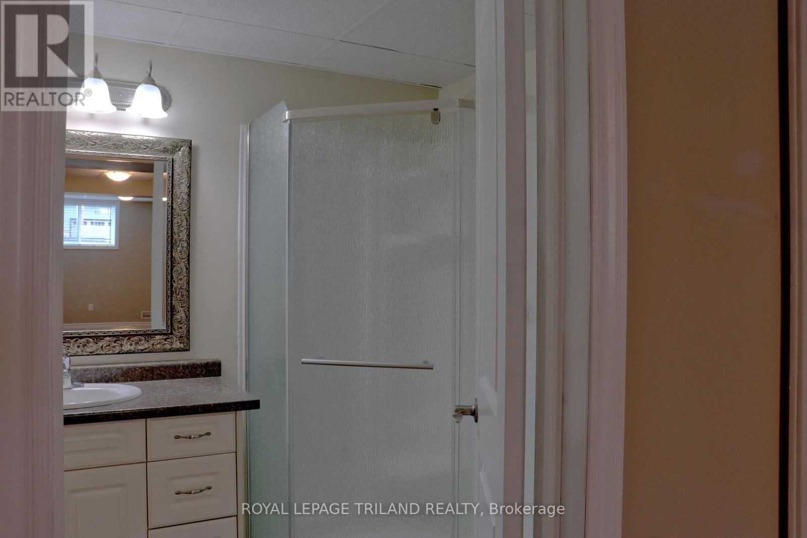 1052 BAY STREET Image 17