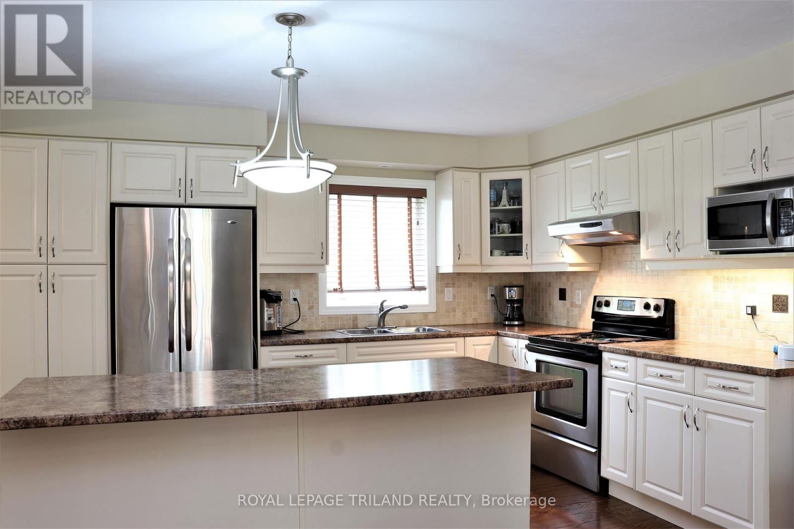 1052 BAY STREET Image 19