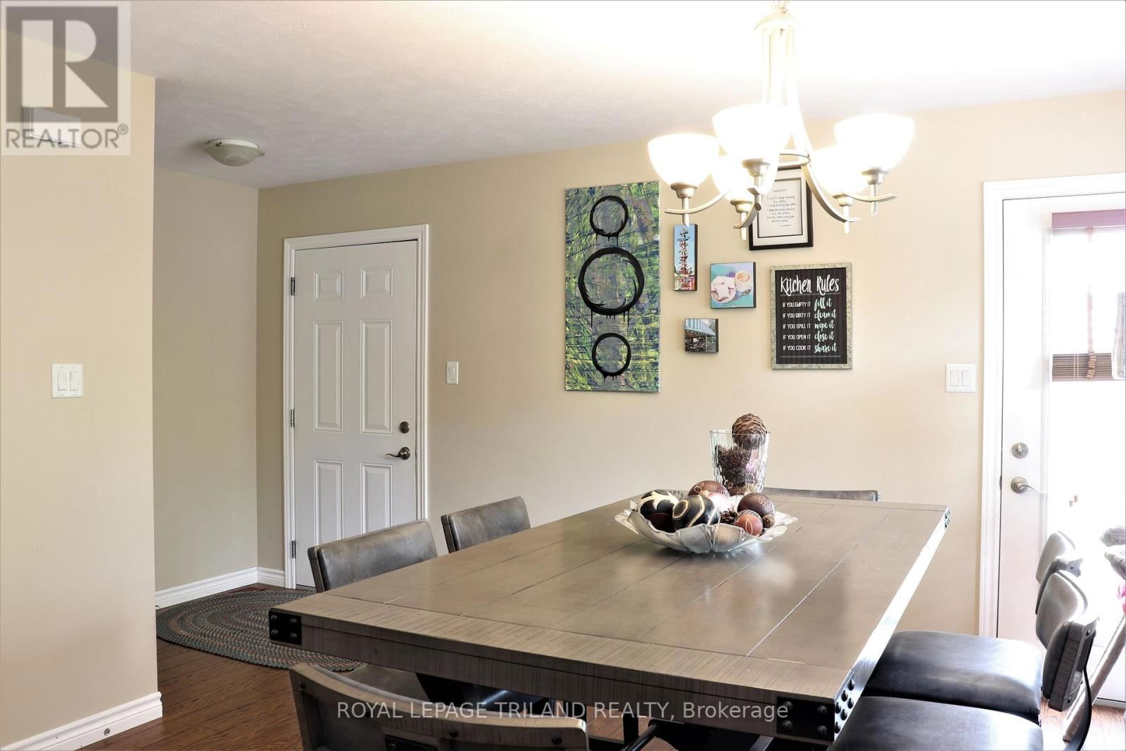 1052 BAY STREET Image 21