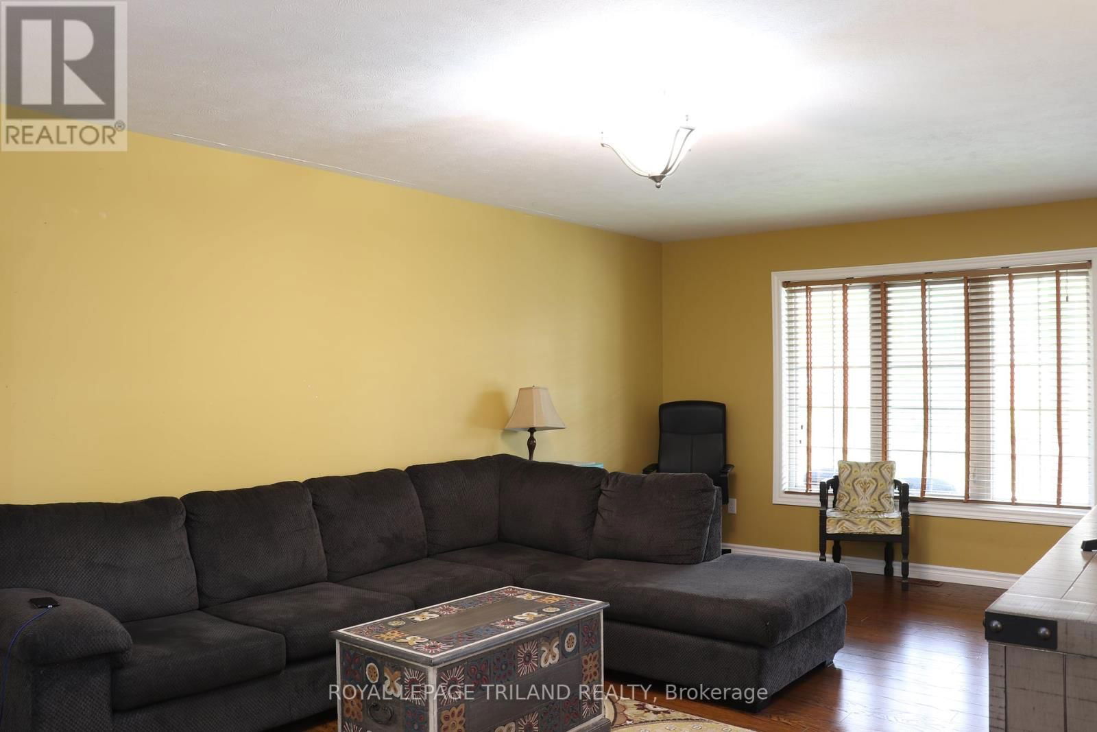 1052 BAY STREET Image 22