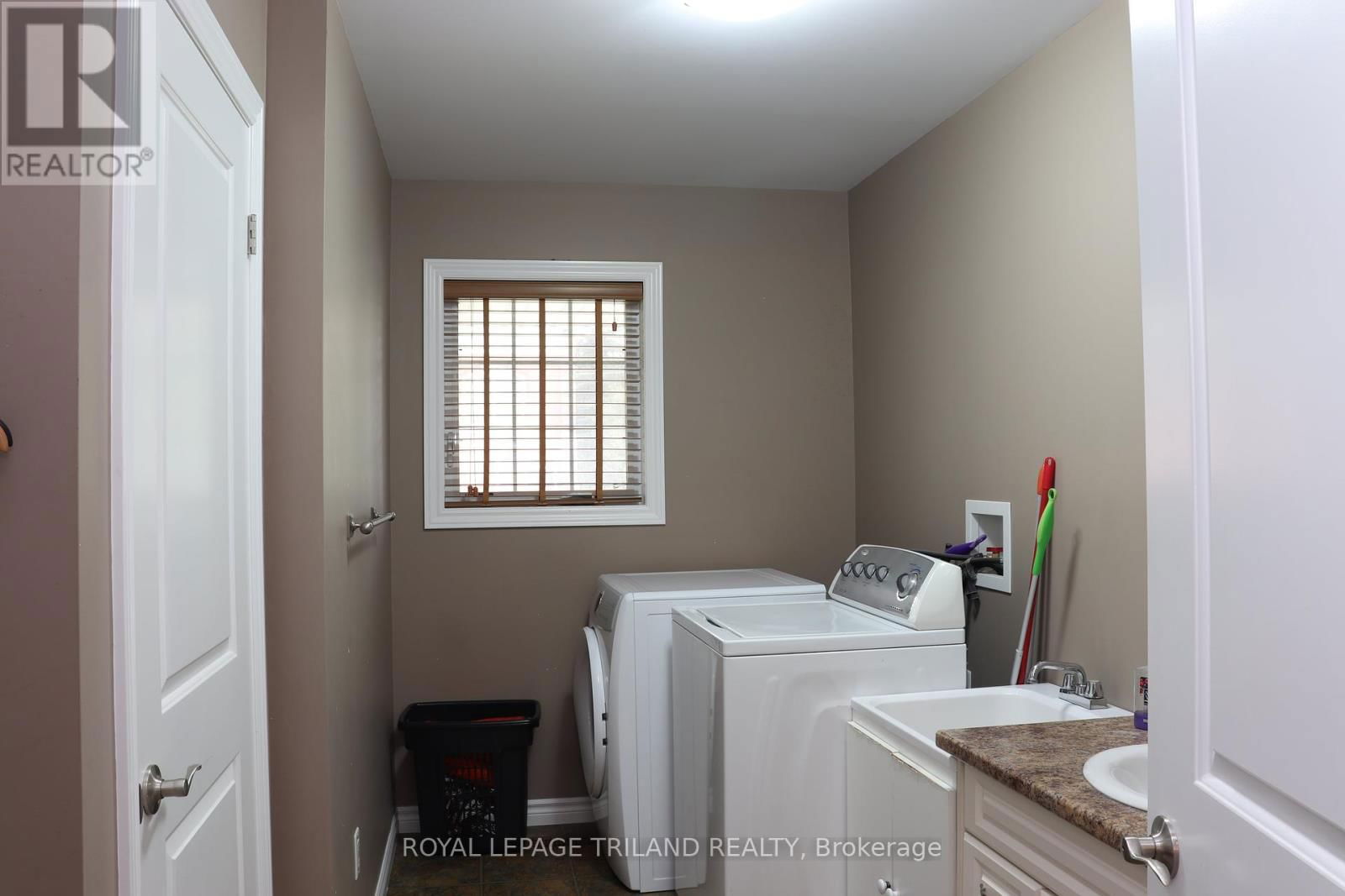 1052 BAY STREET Image 23