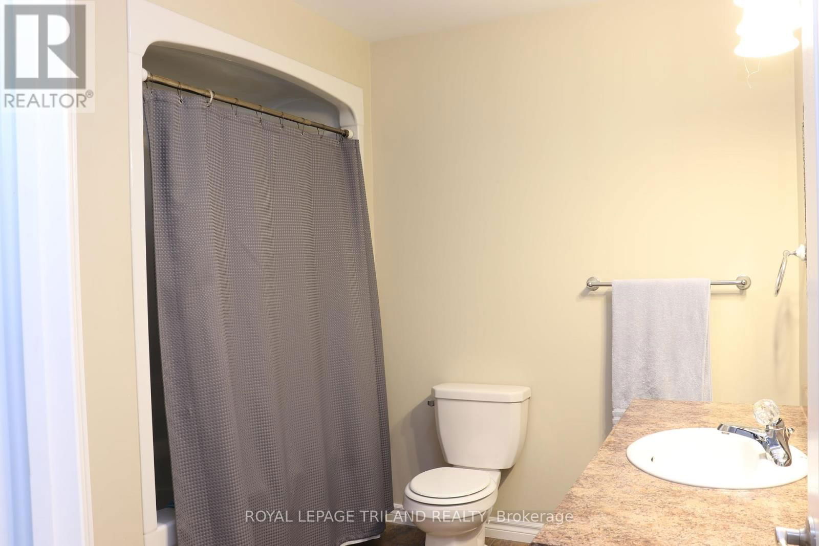 1052 BAY STREET Image 27