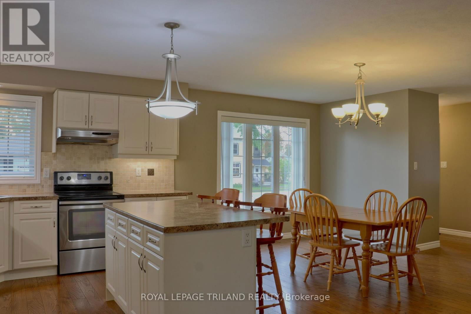 1052 BAY STREET Image 6
