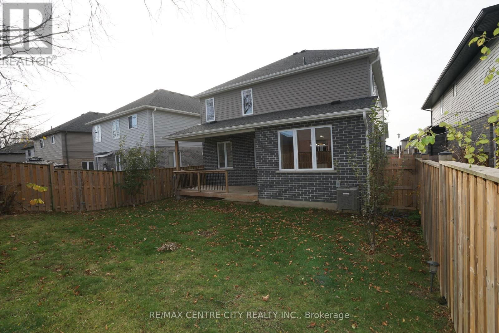 471 SOPHIA CRESCENT Image 37