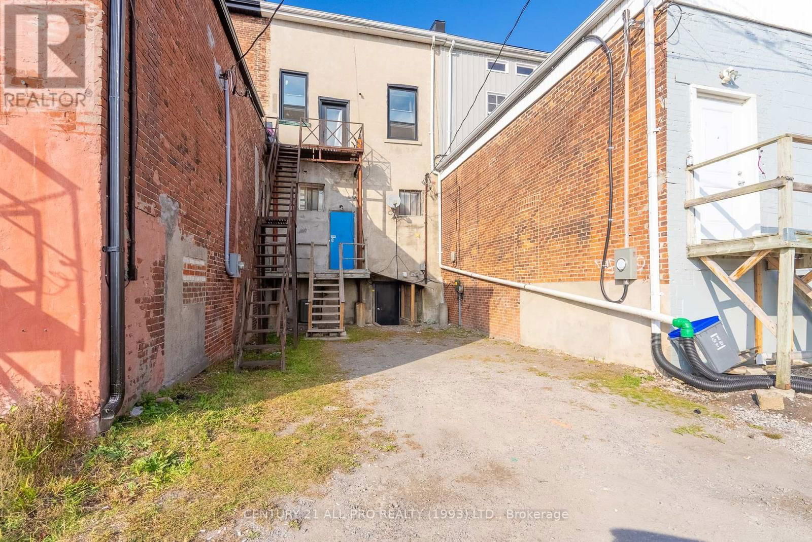 39 KING STREET W Image 12