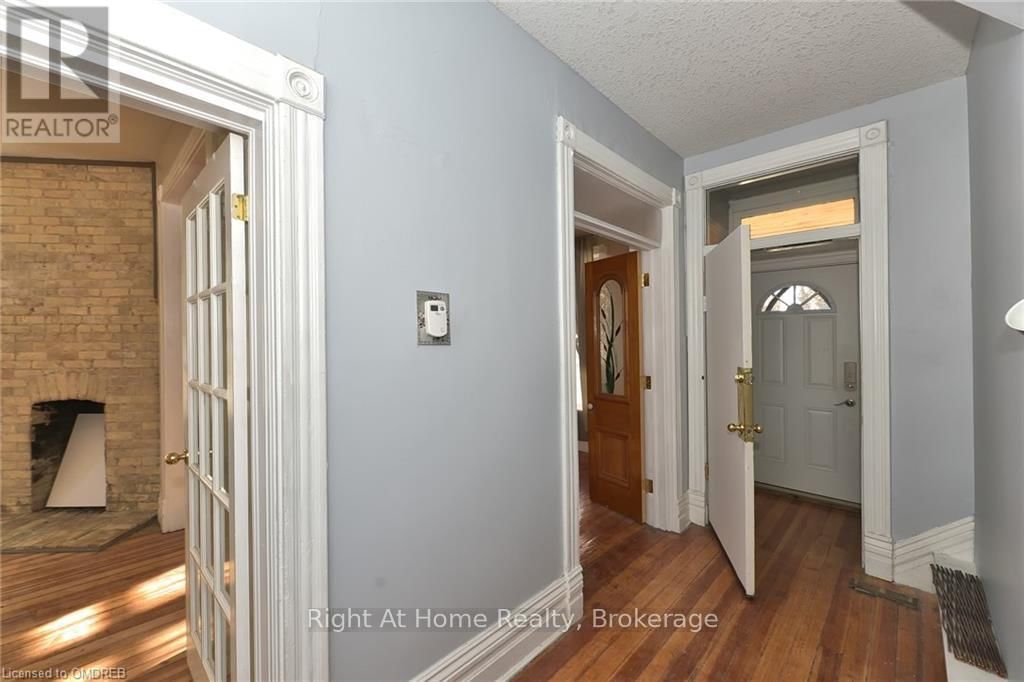 870 QUEENS AVENUE Image 3