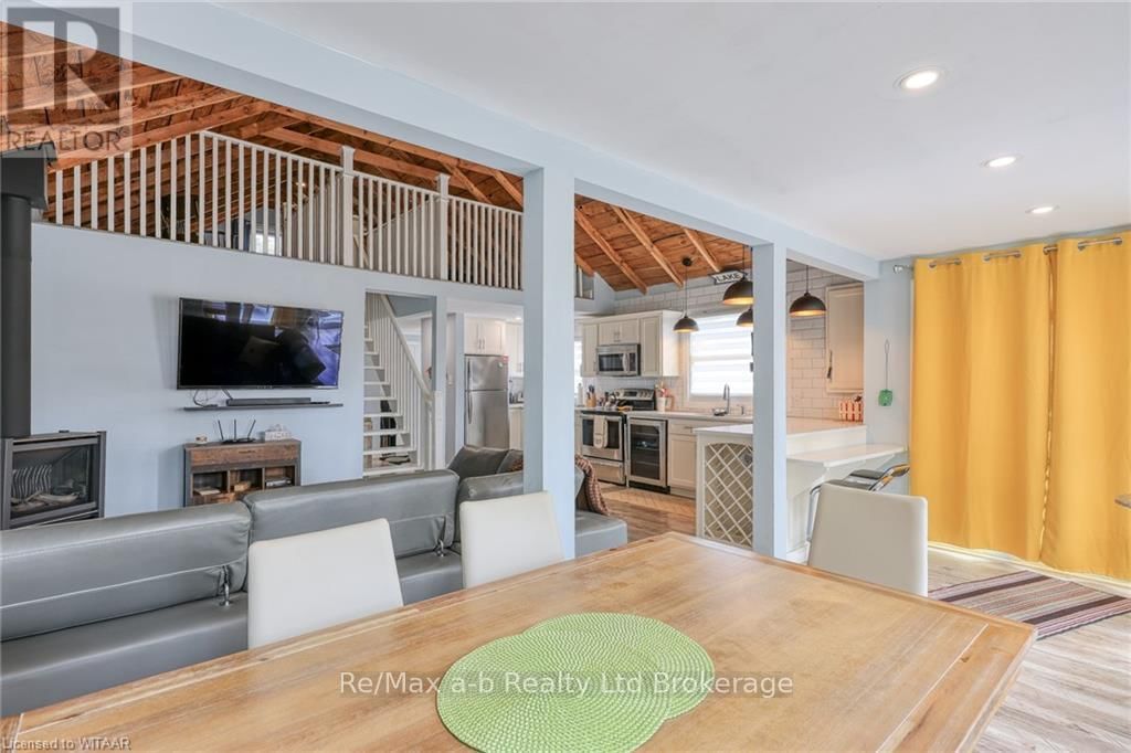 74 ERIE BOULEVARD Image 17