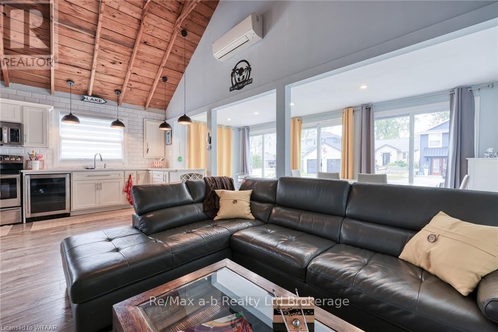 74 ERIE BOULEVARD Image 23