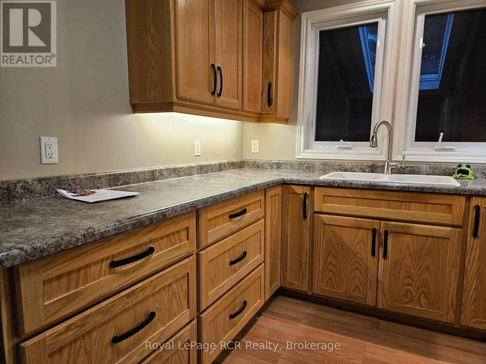 886 16TH STREET WEST Image 9