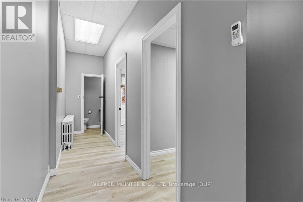 4 ELORA STREET NORTH Image 11