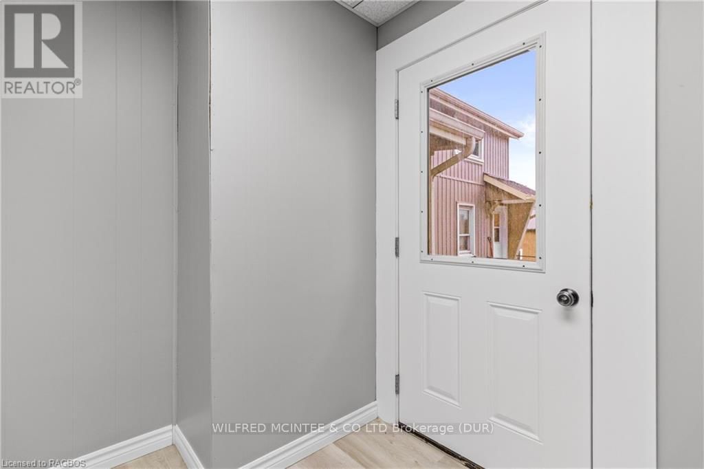 4 ELORA STREET NORTH Image 9