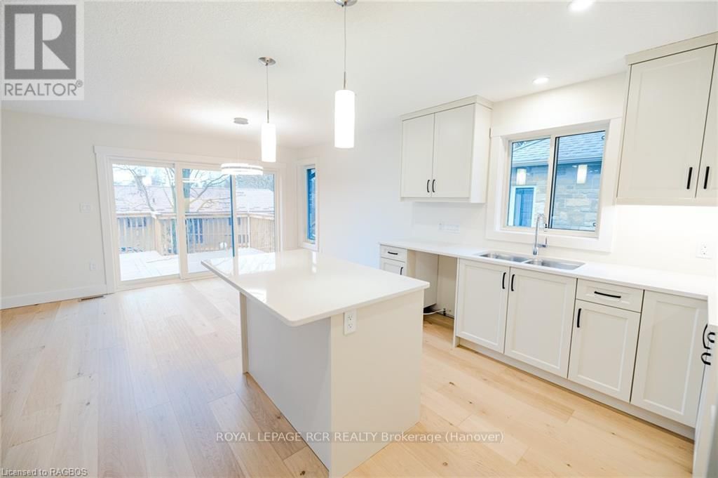 222 16TH AVENUE CRESCENT Image 12