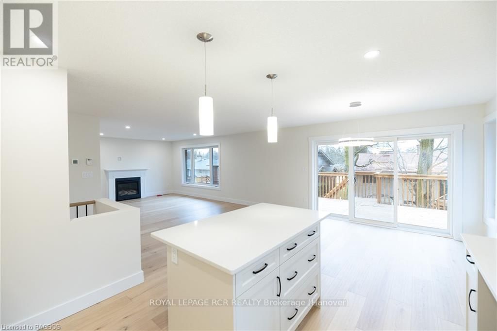 222 16TH AVENUE CRESCENT Image 14