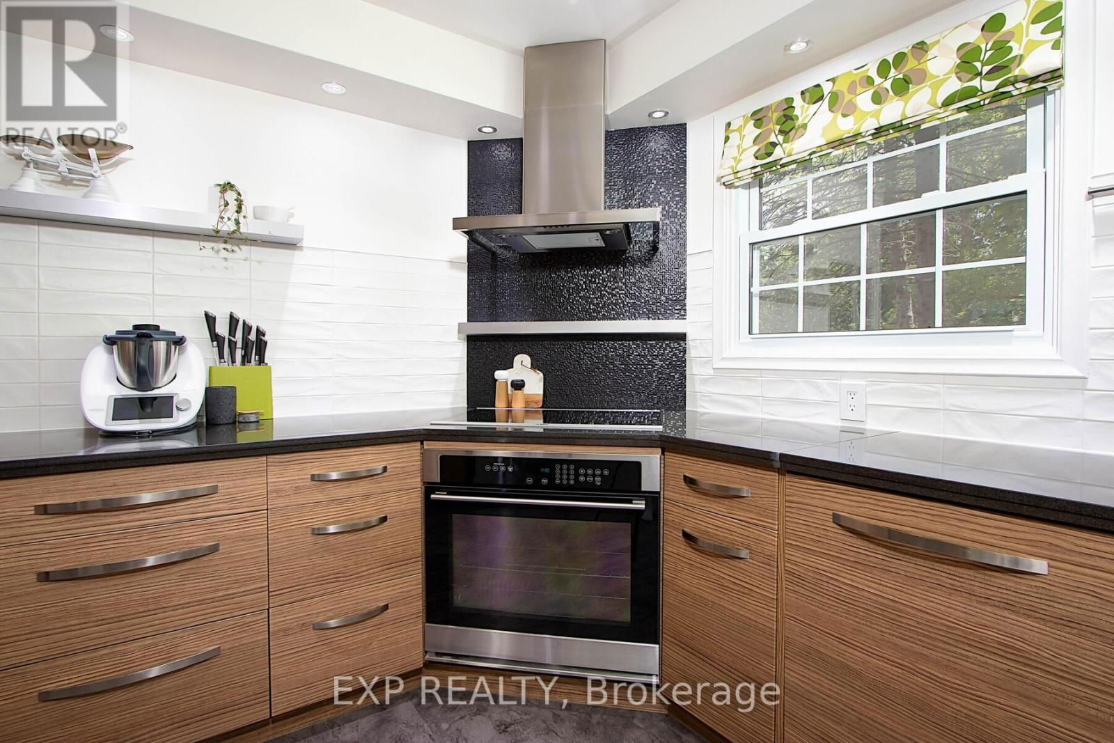 25 DEMEYERE AVENUE Image 10