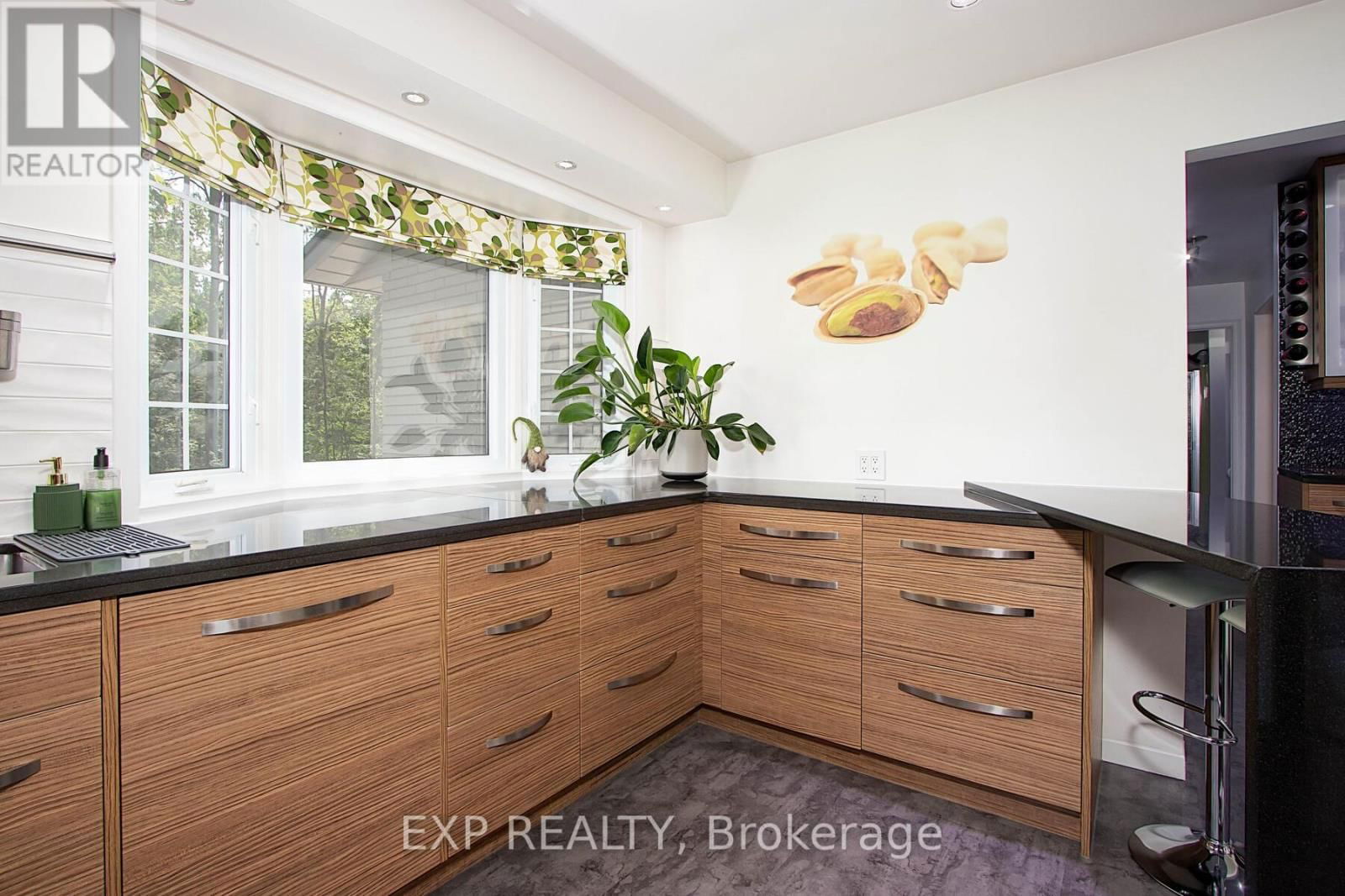 25 DEMEYERE AVENUE Image 11