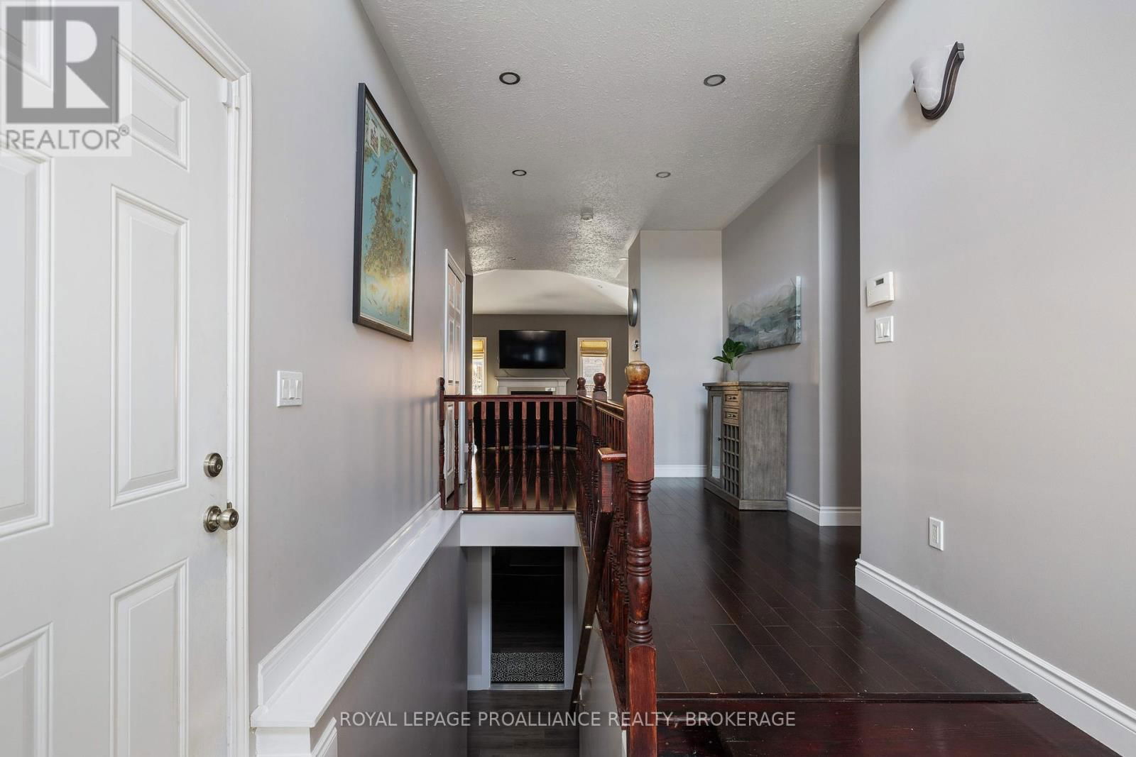 868 ROSHAN DRIVE Image 3