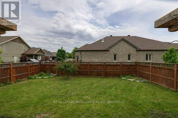 868 ROSHAN DRIVE Image 36