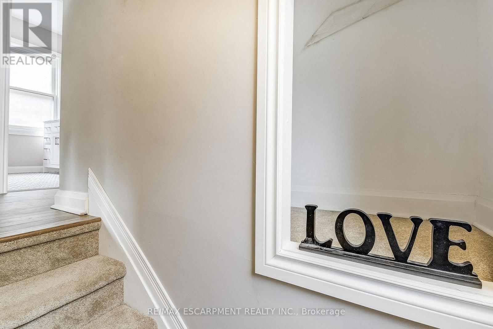 21 SUNSET AVENUE Image 15