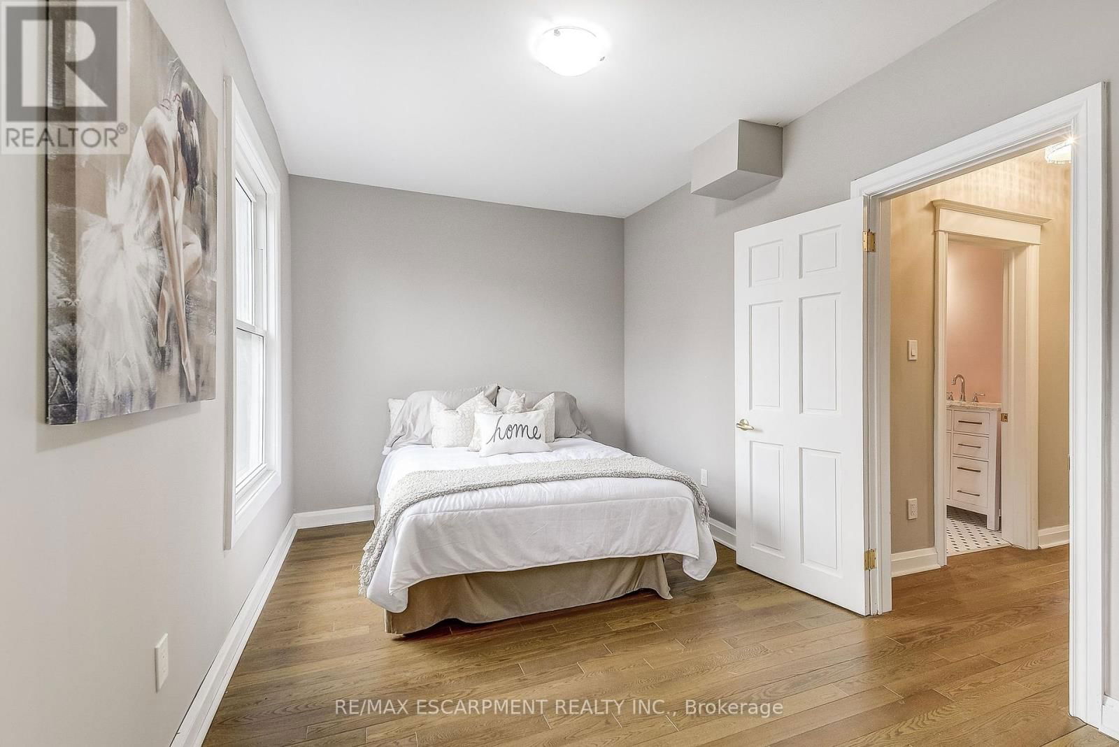 21 SUNSET AVENUE Image 19