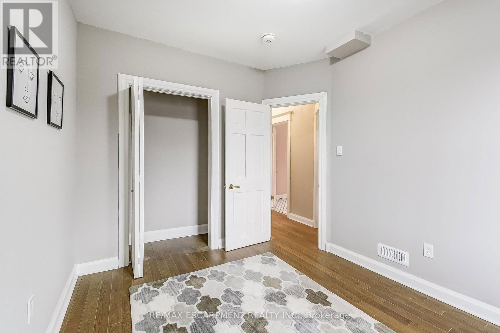21 SUNSET AVENUE Image 22