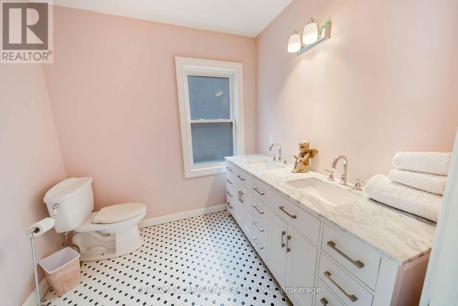 21 SUNSET AVENUE Image 23