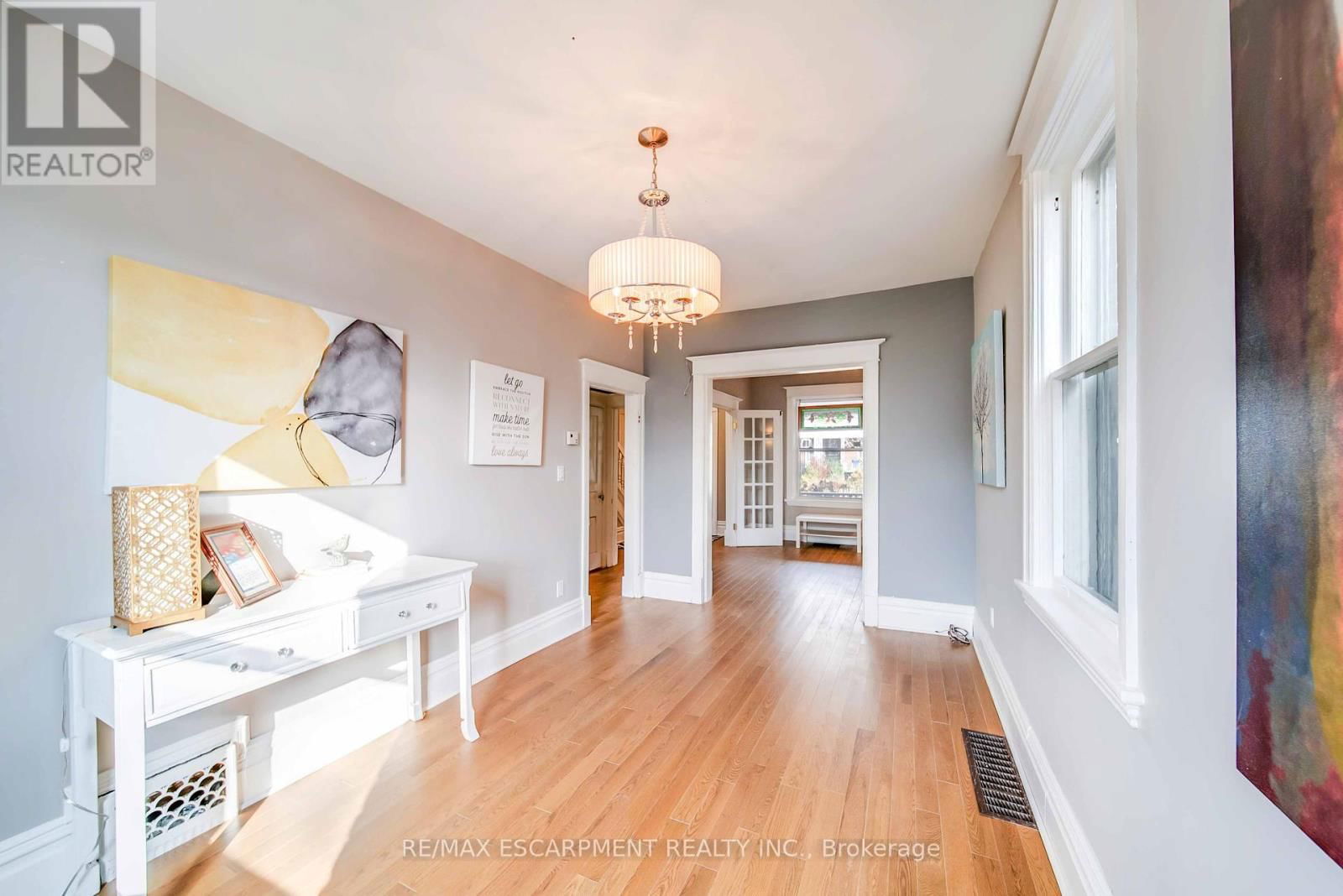 21 SUNSET AVENUE Image 7