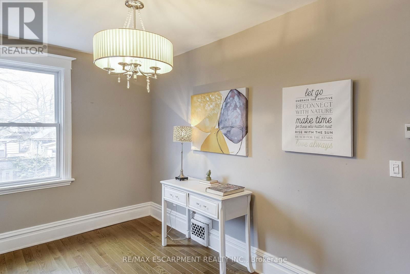 21 SUNSET AVENUE Image 8