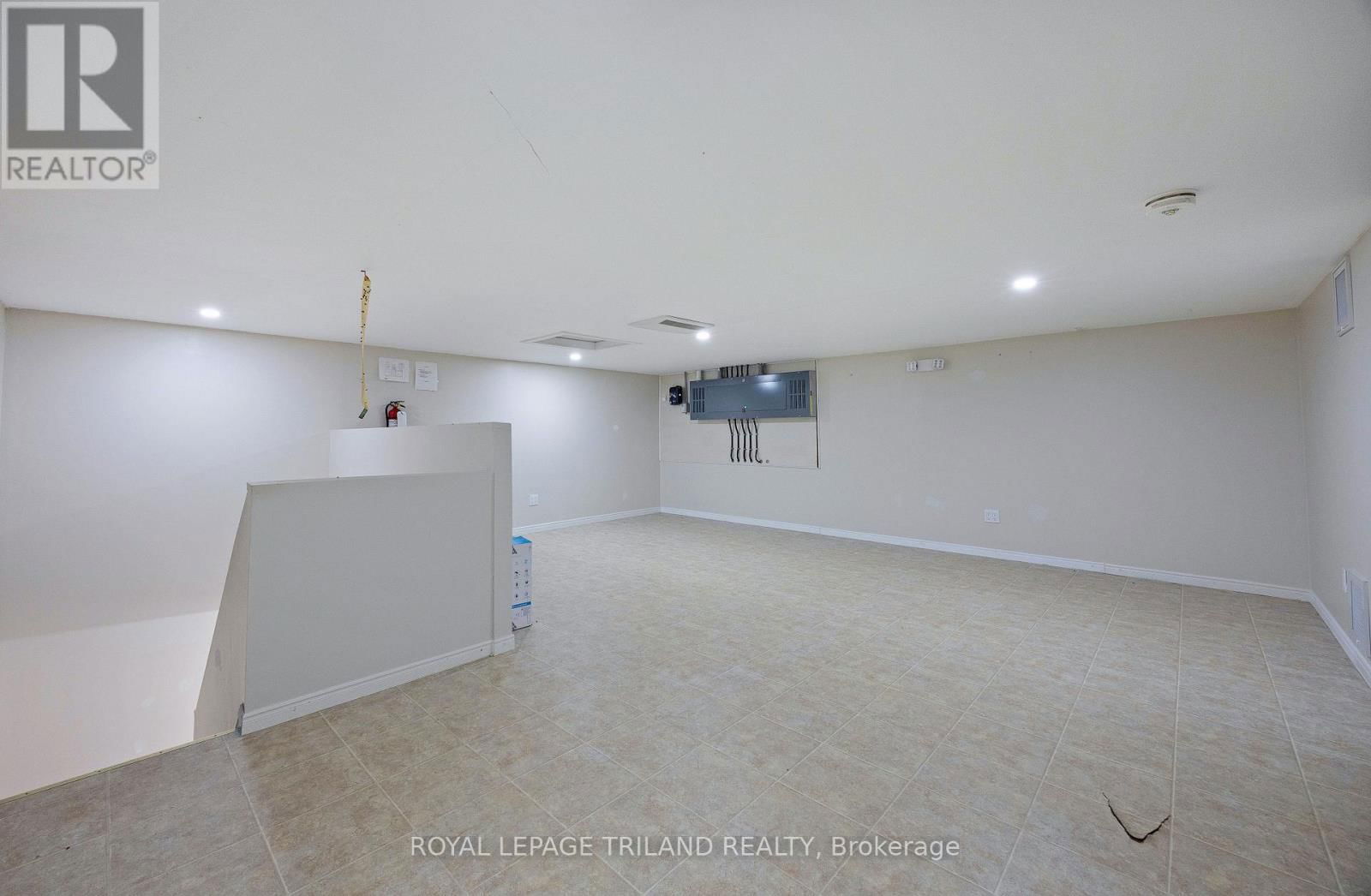 22164 DUNDONALD ROAD Image 35