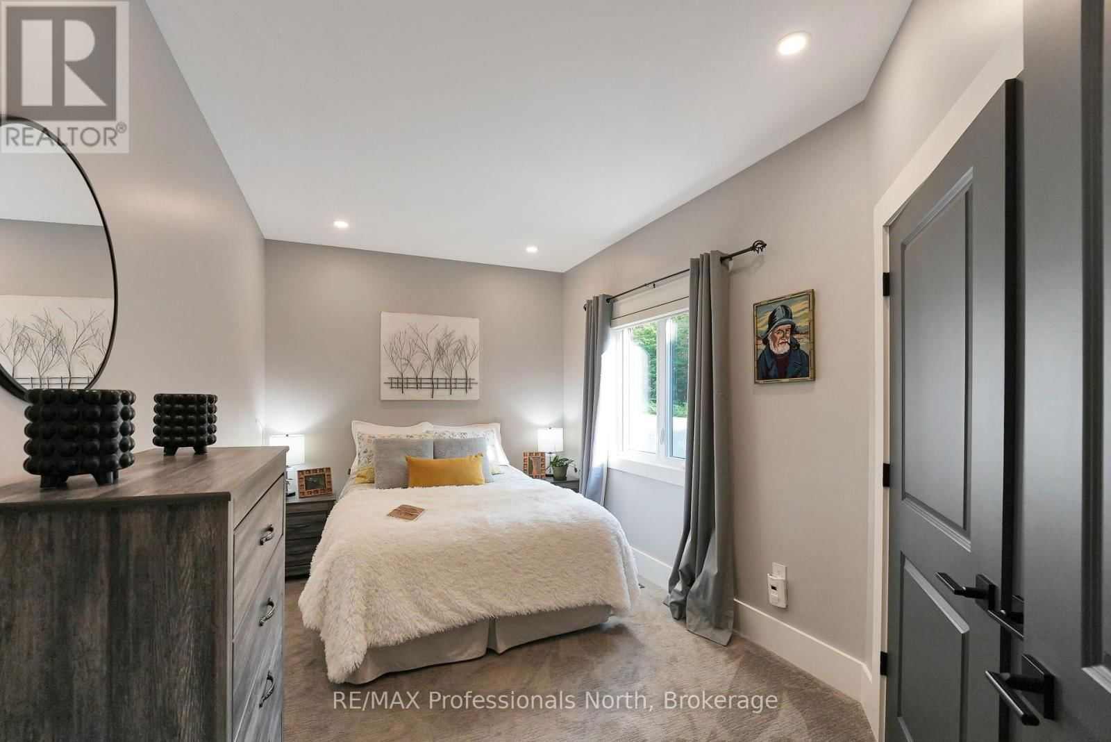 1034 LONE WOLF CRESCENT Image 22