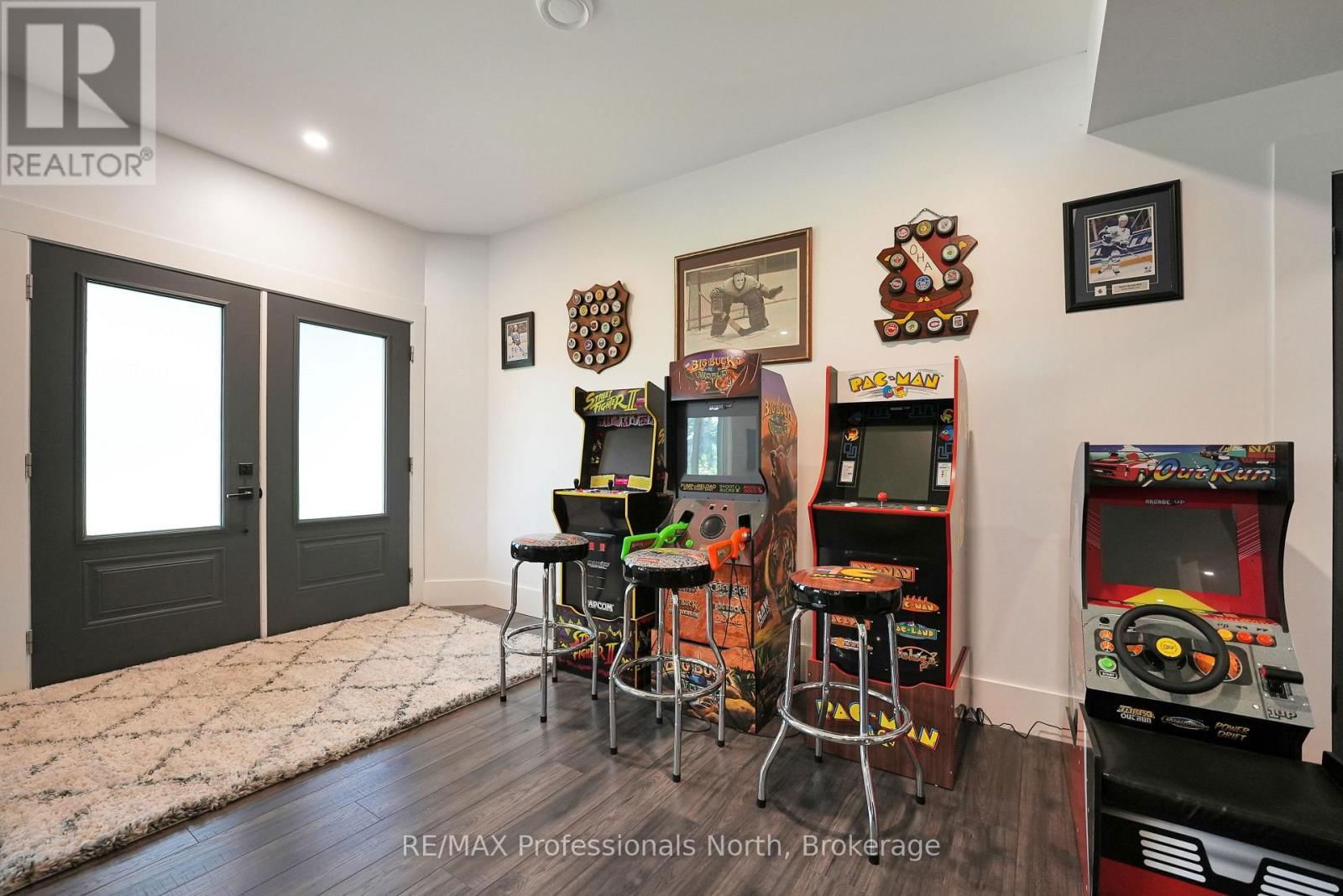 1034 LONE WOLF CRESCENT Image 32