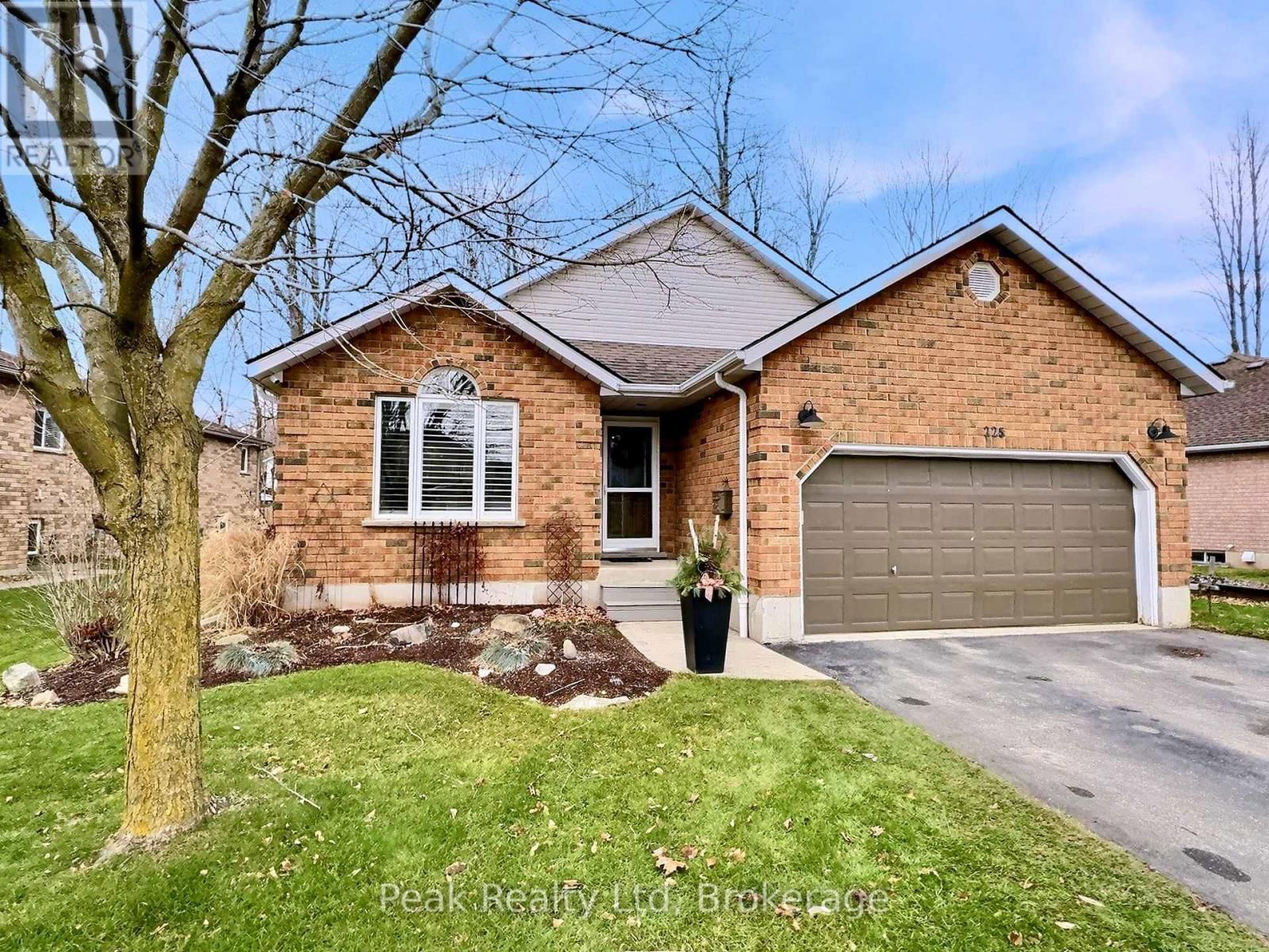 225 EBY CRESCENT Image 2