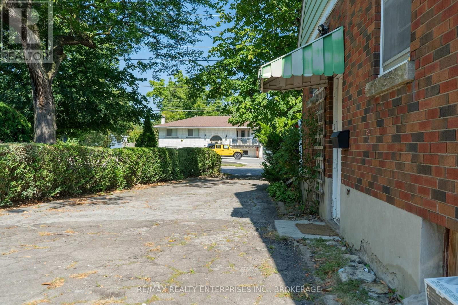 496 CARLTON STREET Image 31