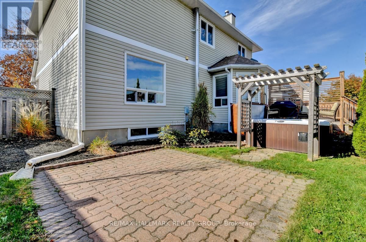 112 TWEED CRESCENT Image 34