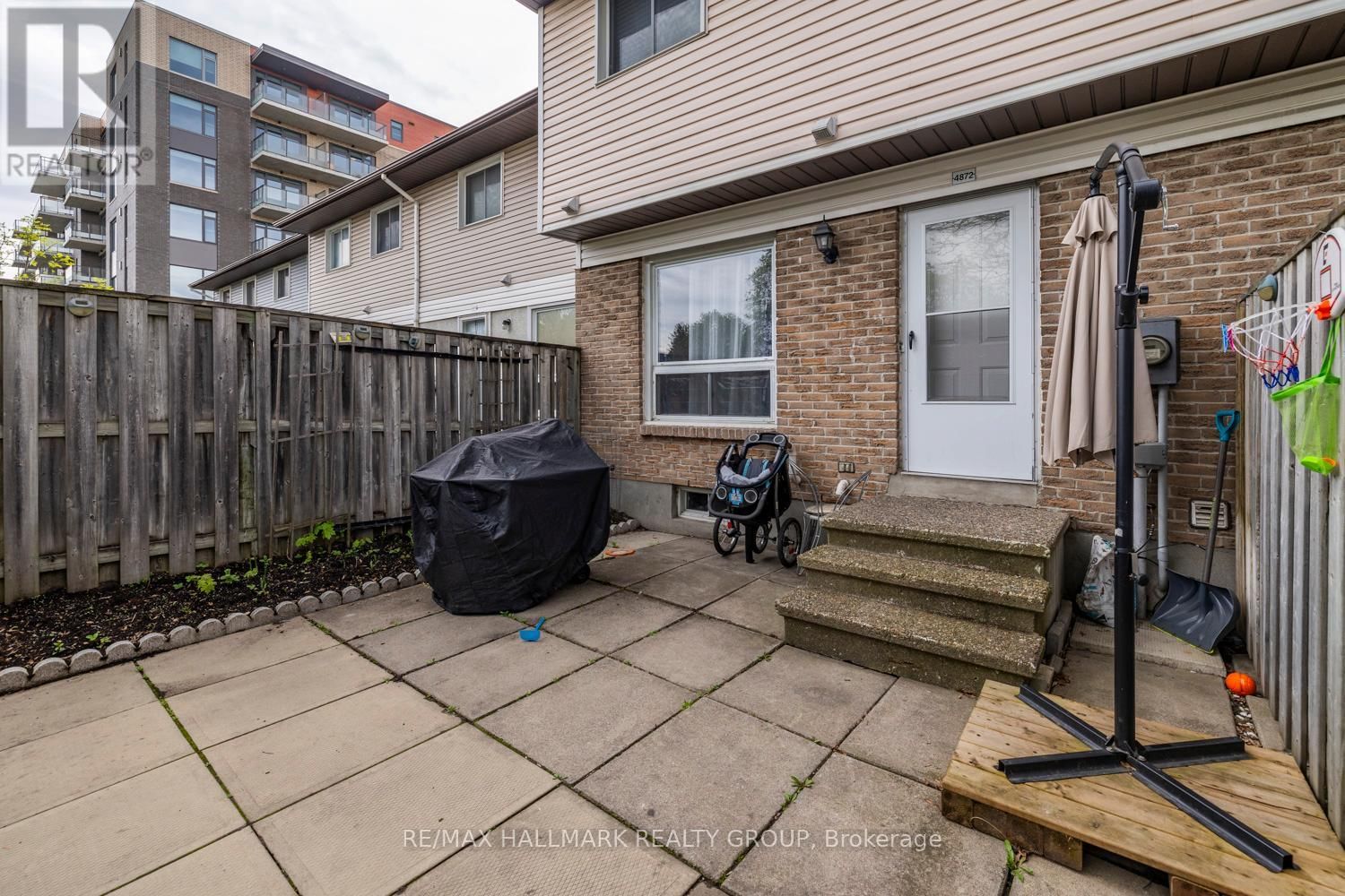 8 - 4872 HENDON WAY Image 18