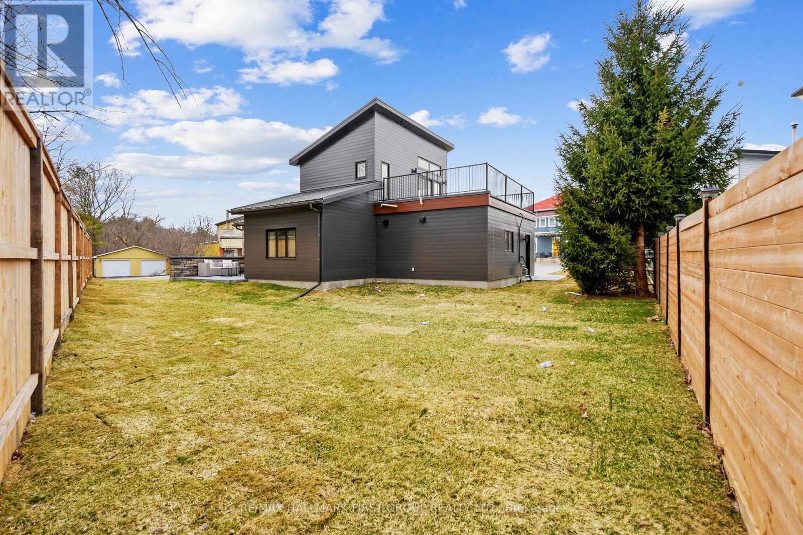 2133 SPRING STREET Image 44