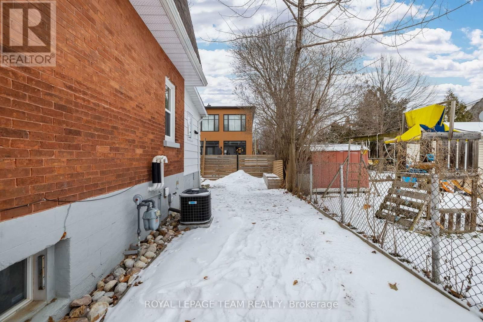 251 IONA STREET Image 34