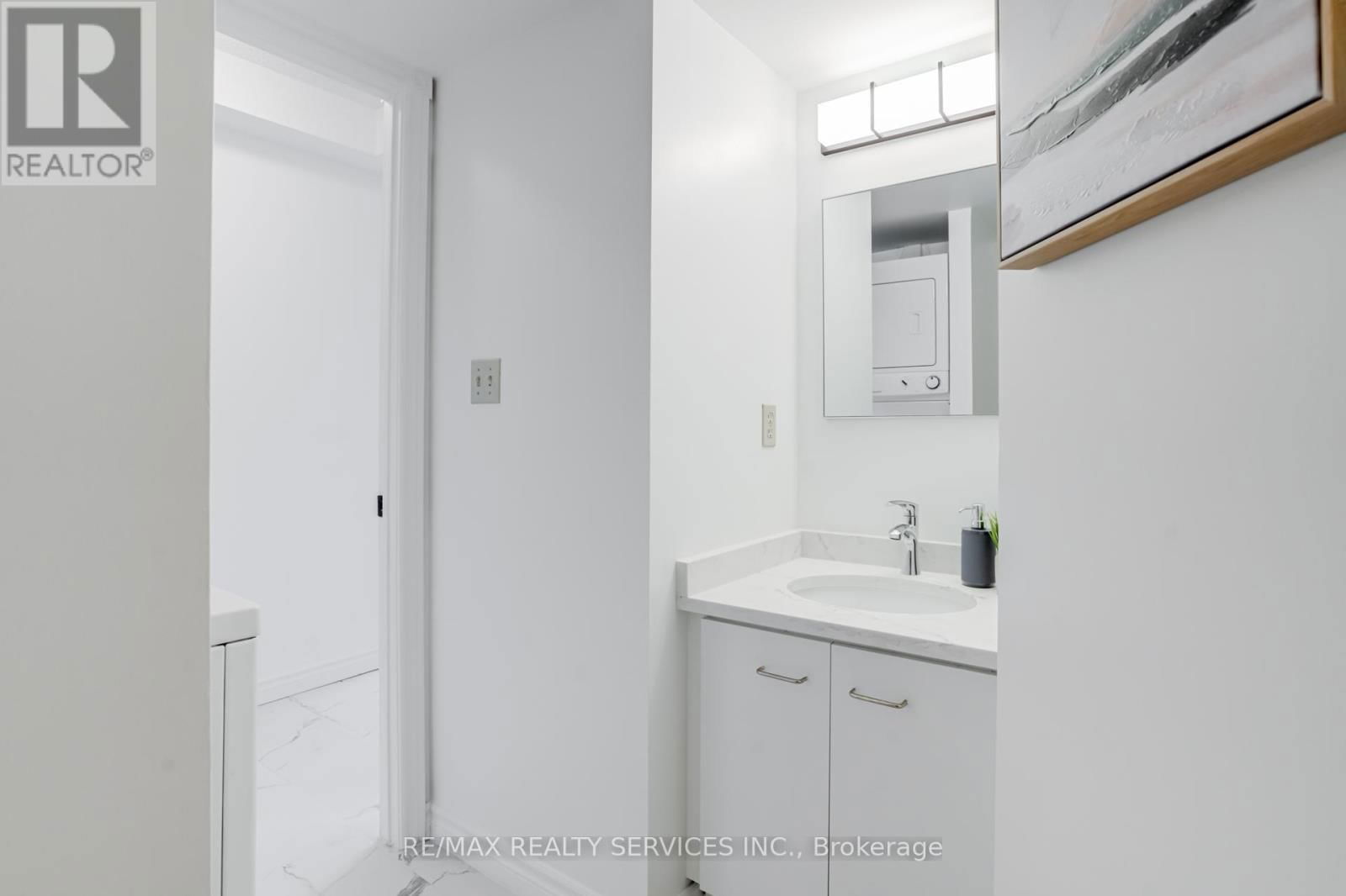 1207 - 237 KING STREET WEST Image 37