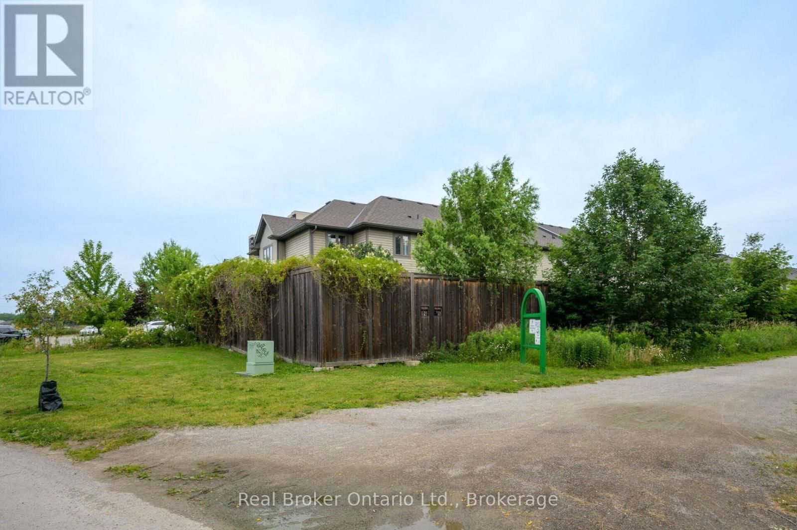 93 SOUTHSHORE CRESCENT Image 36