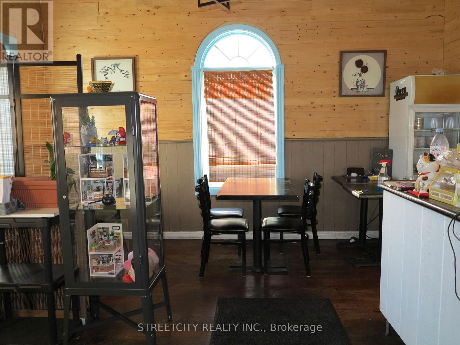 1035 GAINSBOROUGH ROAD NORTH Image 4