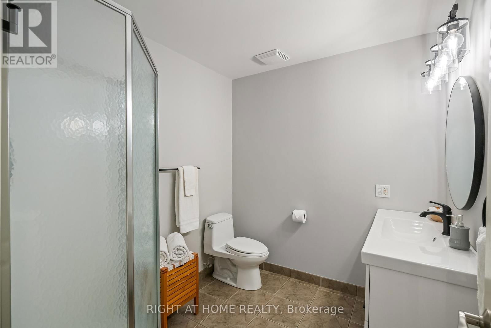 611 SIMCOE STREET Image 31